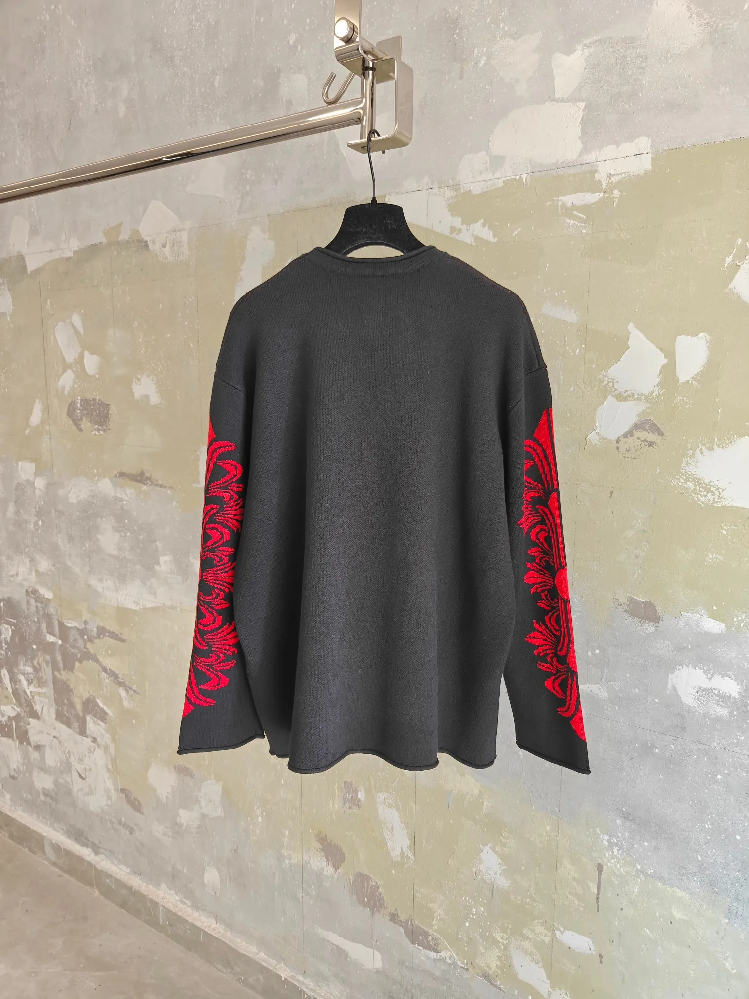 P530 Chrome Hearts/25 wool patent leather sweater. The main fabric is made of custom-woven and dyed cashmere blended yarn. 12-needle imported machine sesame bottom jacquard. It takes nearly 200 minutes. The leather of the chest cross is genuine patent leather. The cross sheepskin is sewn by hand. The labor cost is extremely high. Size S M L